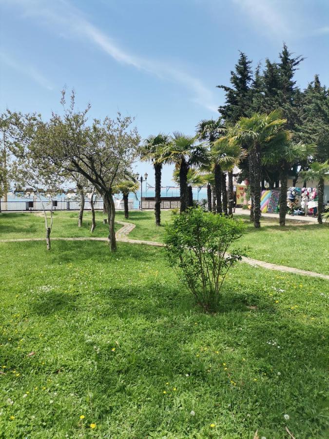 Гостевой Дом В Гаграх"Море Солнца" Екстер'єр фото